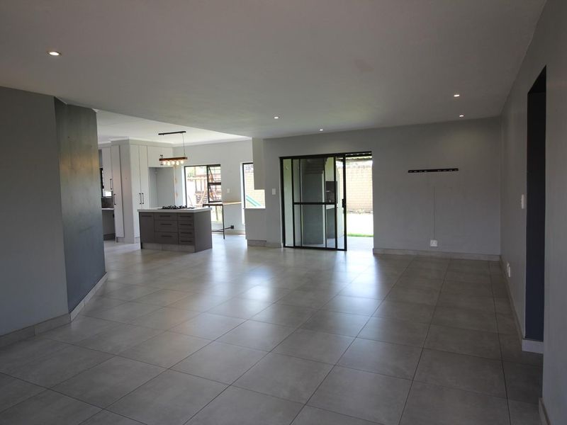 Modern 3-Bedroom Home with Solar in Brooklands Lifestyle Estate - Photo 6