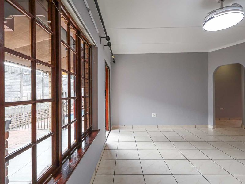 Spacious 3 Bedroom Facebrick Simplex With Entertainment Area & Splash Pool - Photo 6