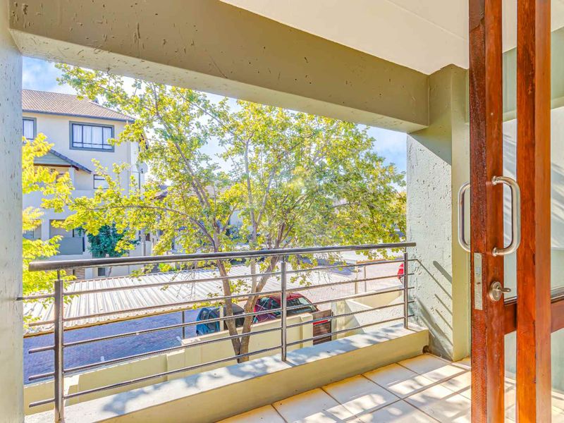 Charming 1 Bedroom Apartment in Secure Complex - Photo 6