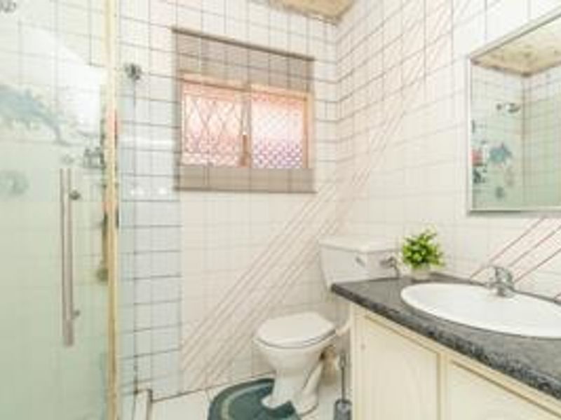 Spacious family home well located in Constantiakloof - Photo 9