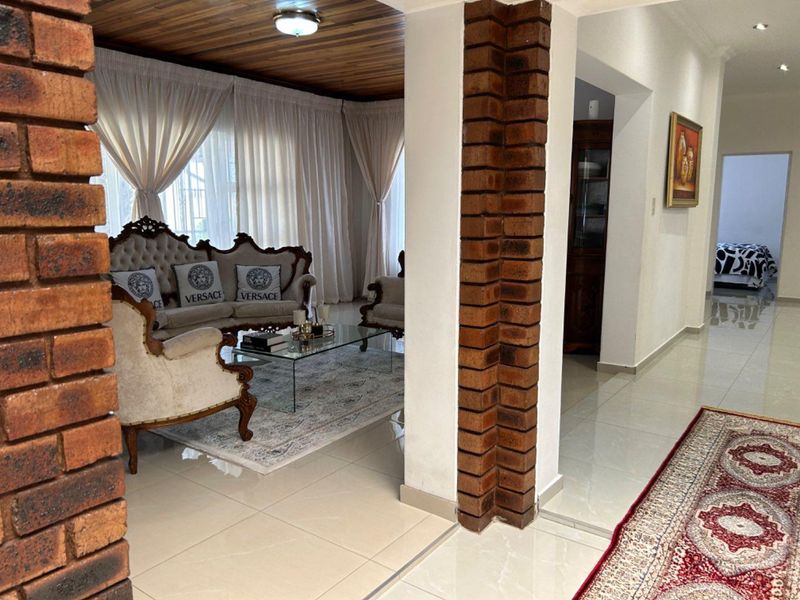 Stunning Family Home in Laudium Awaits Your New Memories - Photo 7