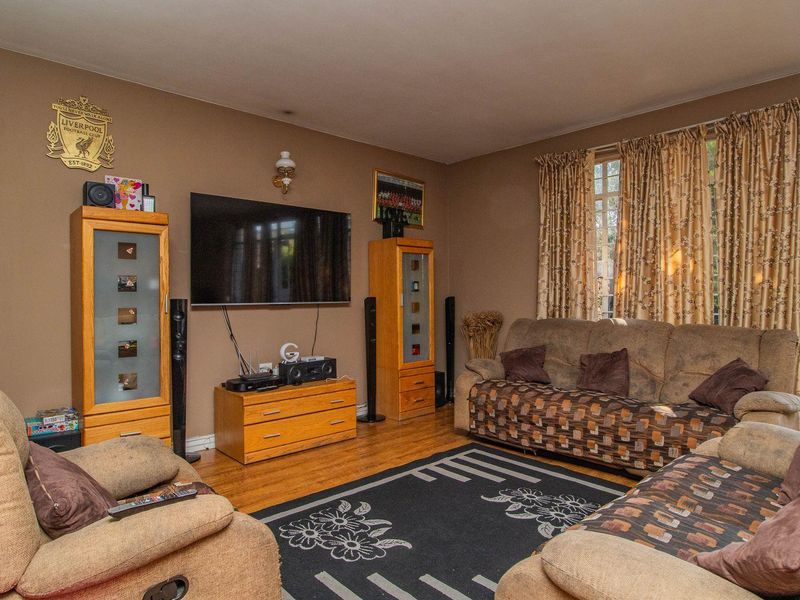 Spacious, neat 2 bedroom Townhouse in popular complex - Photo 4