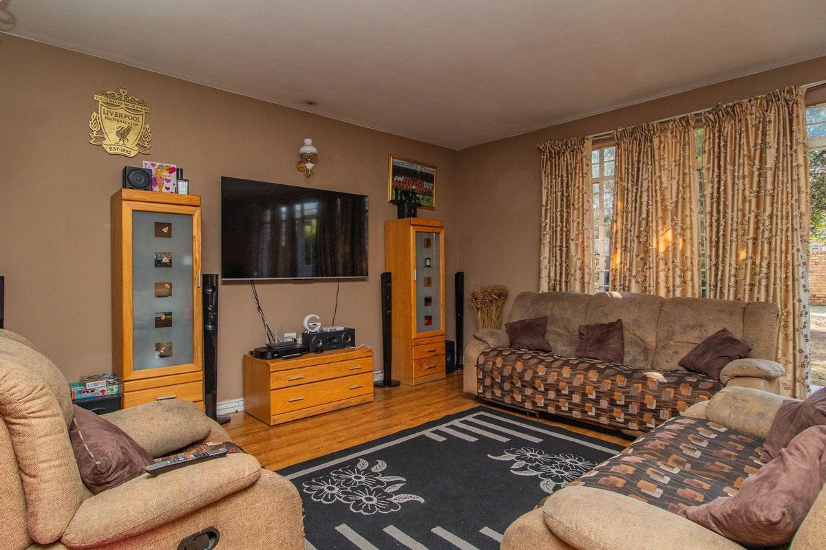 Spacious, neat 2 bedroom Townhouse in popular complex - Photo 4