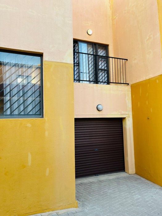 Property #2421792, Townhouse For Sale in Otjomuise