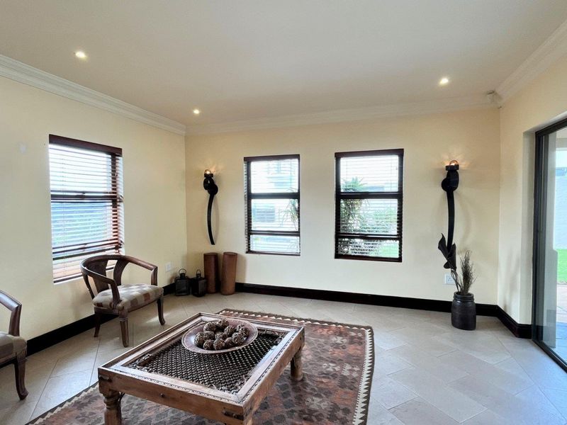 A beautiful, modern family home nestled away in the heart of the La Lucia bowl!! - Photo 5
