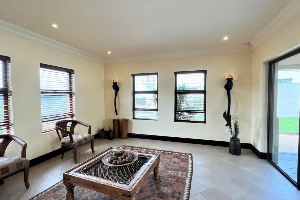 A beautiful, modern family home nestled away in the heart of the La Lucia bowl!! - Photo 5