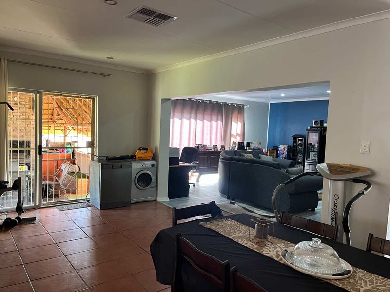 4 Bedroom Family Home with Private 2 Bedroom Flat in a Sought-After Neighbourhood - Photo 3