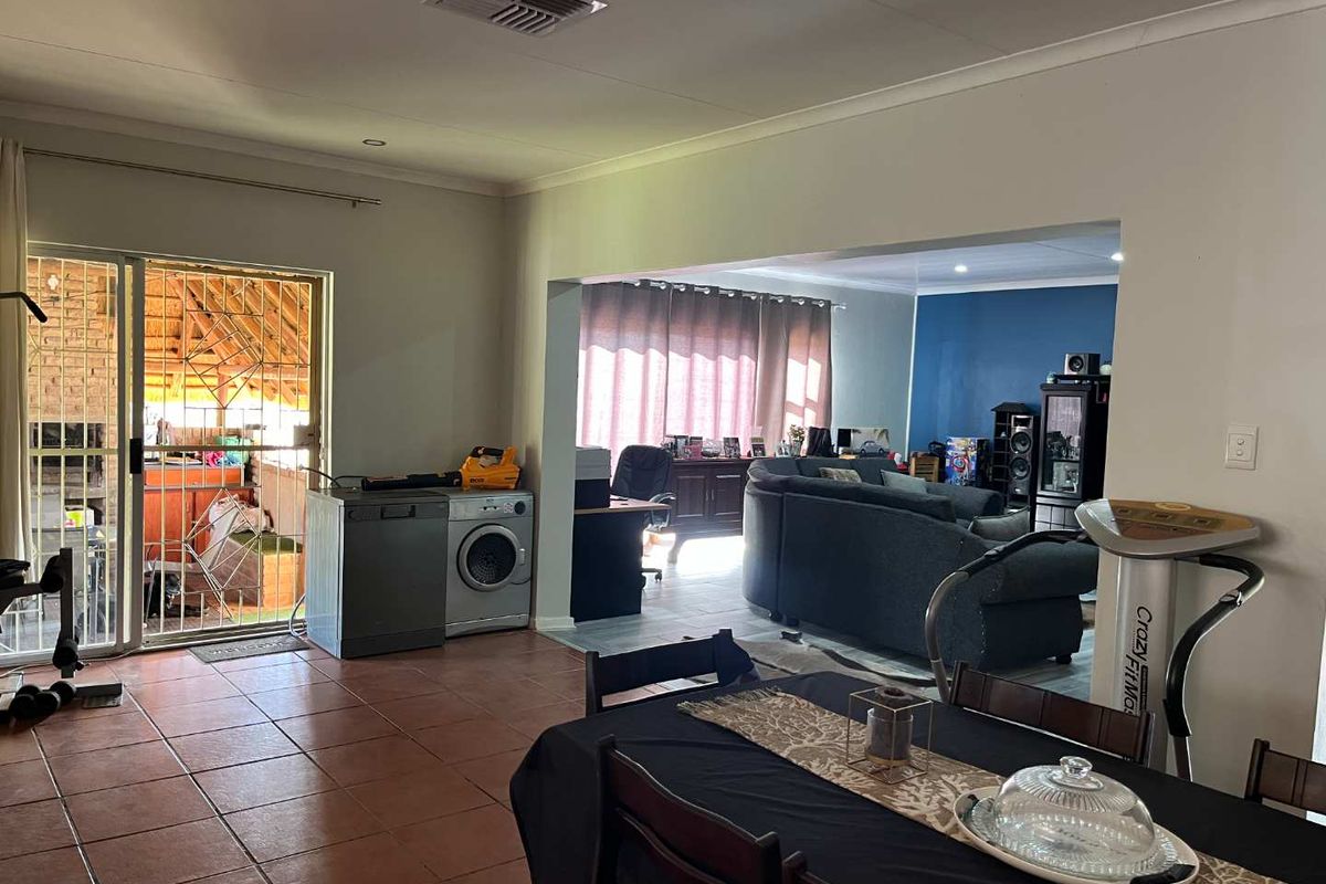 4 Bedroom Family Home with Private 2 Bedroom Flat in a Sought-After Neighbourhood - Photo 3