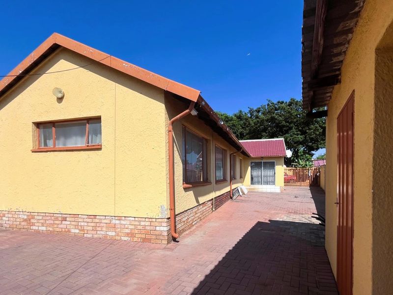 Spacious Family Home with Income-Generating Flatlet & Ample Parking in Prime Location - Photo 4