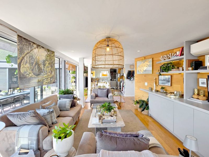 Stylish Modern Apartment in a Prime Location - Photo 4