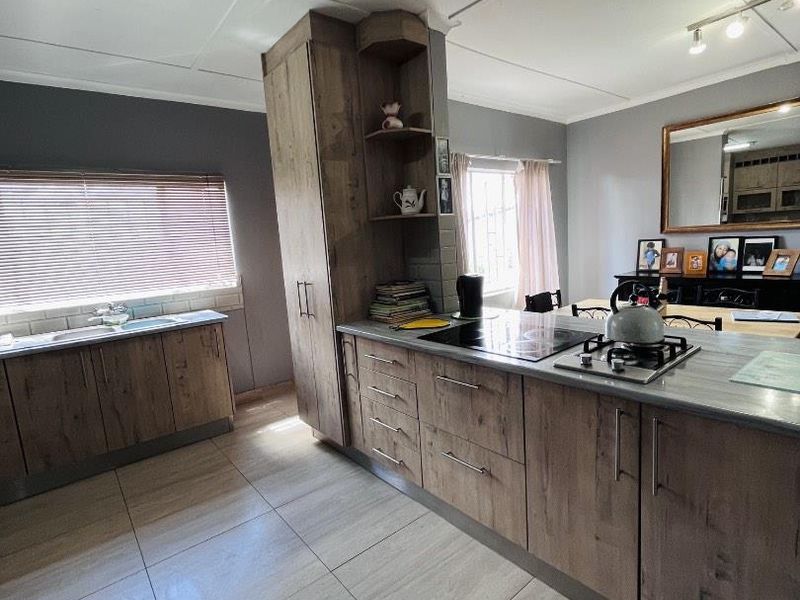 5 BEDROOM HOME IN DORADO PARK FOR SALE | N$2,100,000 - Photo 3