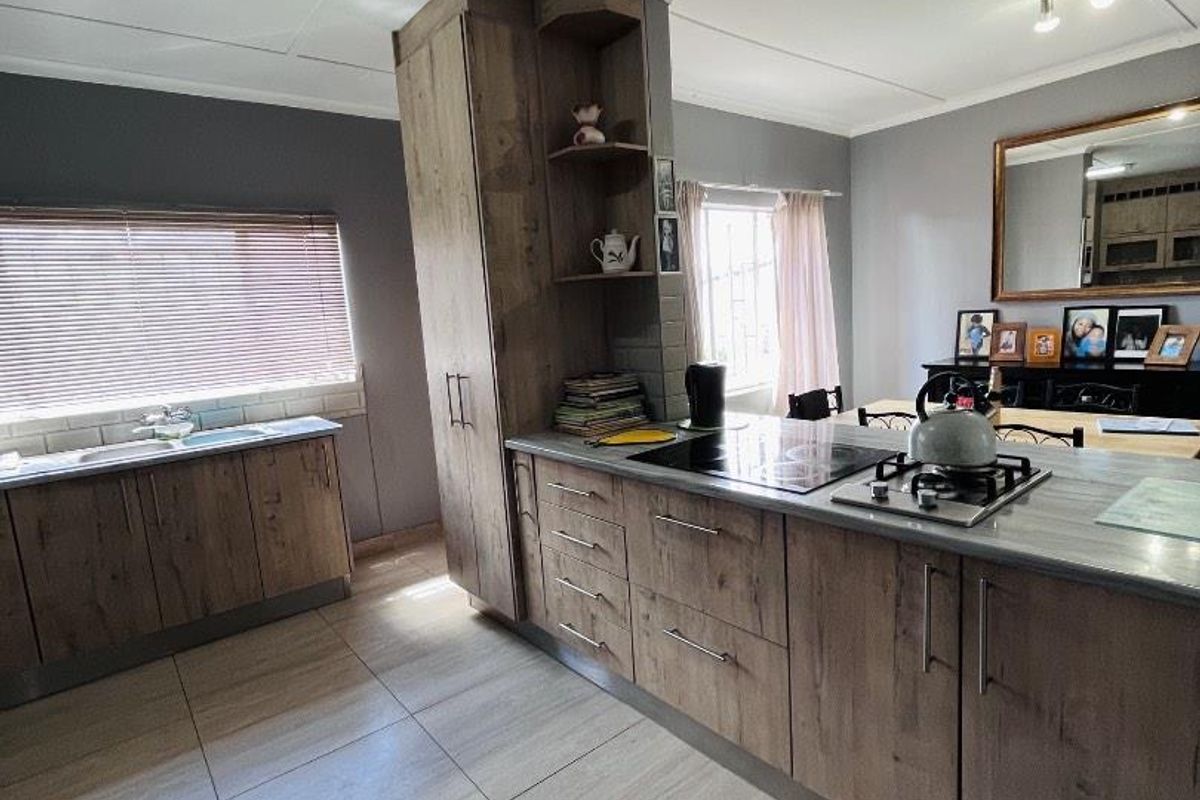 5 BEDROOM HOME IN DORADO PARK FOR SALE | N$2,100,000 - Photo 3