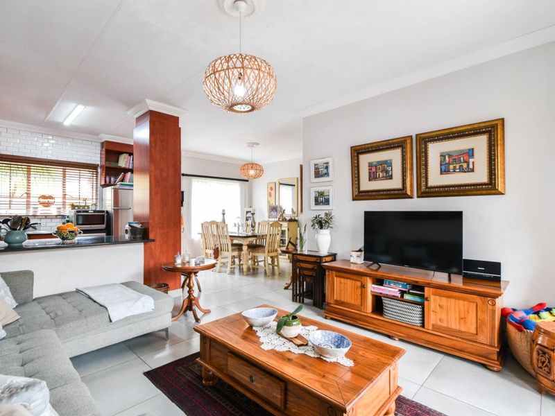 Move-In Ready Townhouse in Secure Old Faerie Glen Complex - Photo 4