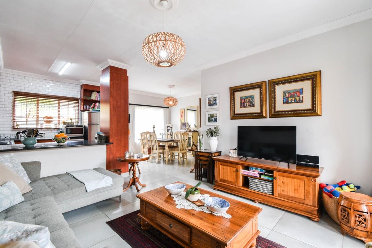 Move-In Ready Townhouse in Secure Old Faerie Glen Complex - Photo 4