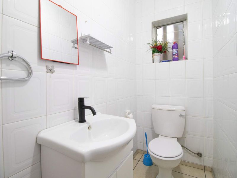 Spacious 3-Bedroom Townhouse in Secure Boomed Area - Must See! - Photo 4