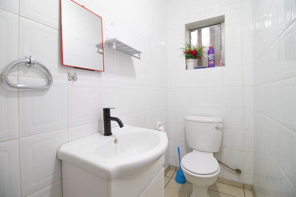 Spacious 3-Bedroom Townhouse in Secure Boomed Area - Must See! - Photo 4