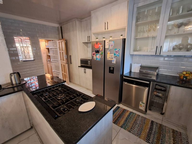 4 Bedroom house with 2 bedroom cottage - Photo 6