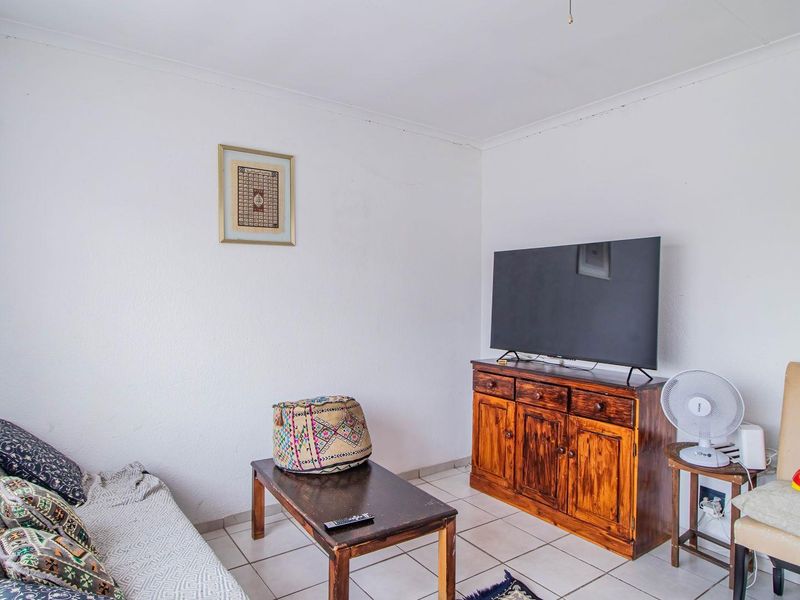 Charming First-Floor Unit: Comfort Meets Convenience! - Photo 5