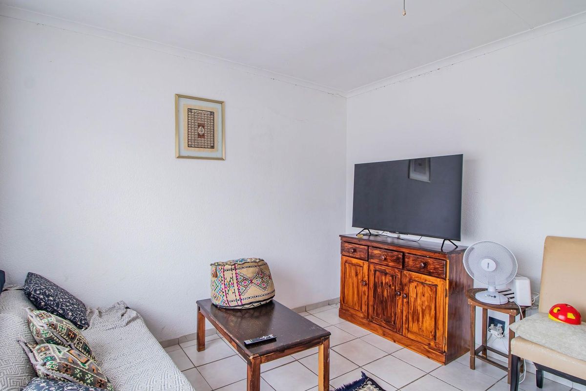 Charming First-Floor Unit: Comfort Meets Convenience! - Photo 5