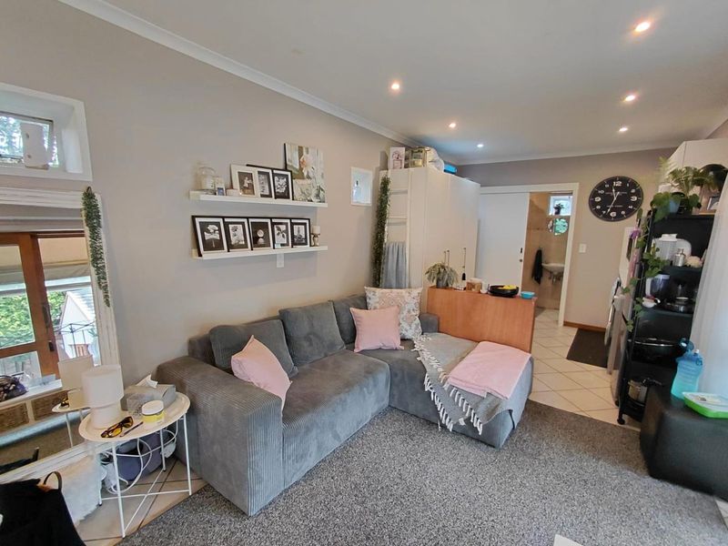 Spacious Bachelor Cottage in Robindale - Photo 8