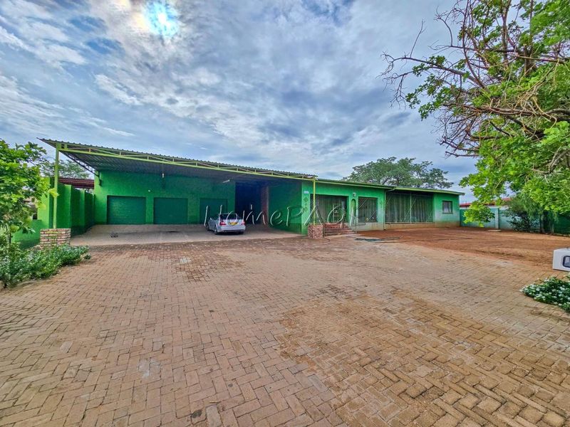 Outjo:  Large and Secure Home for Sale - Photo 2