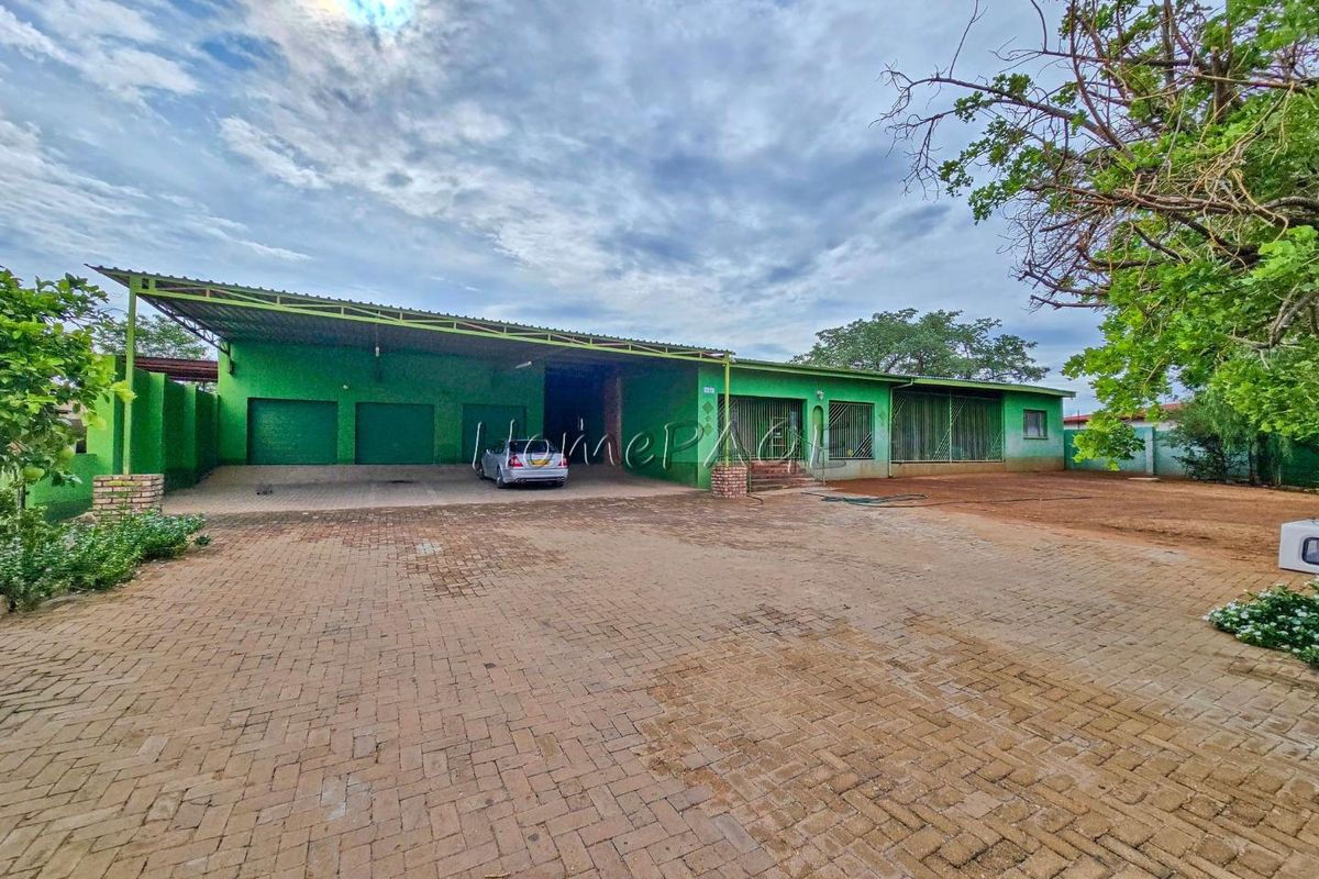 Outjo:  Large and Secure Home for Sale - Photo 2