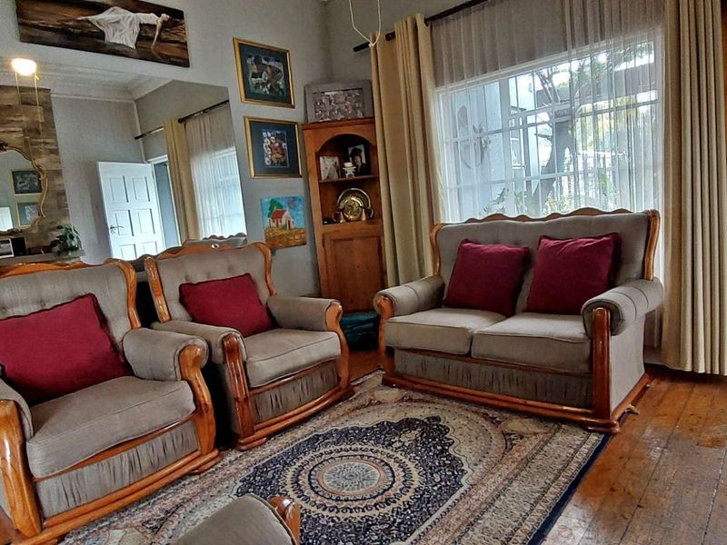 Family Home with Guest Suite and Flatlet. - Photo 2