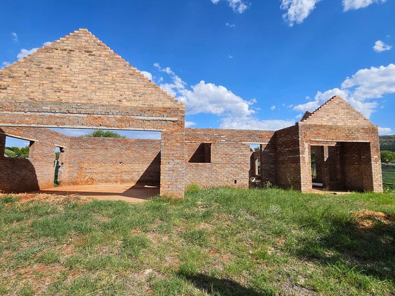 Incomplete Single Story Family Home In Landsmeer Equestrian Estate  R 1 395 000 - Photo 2