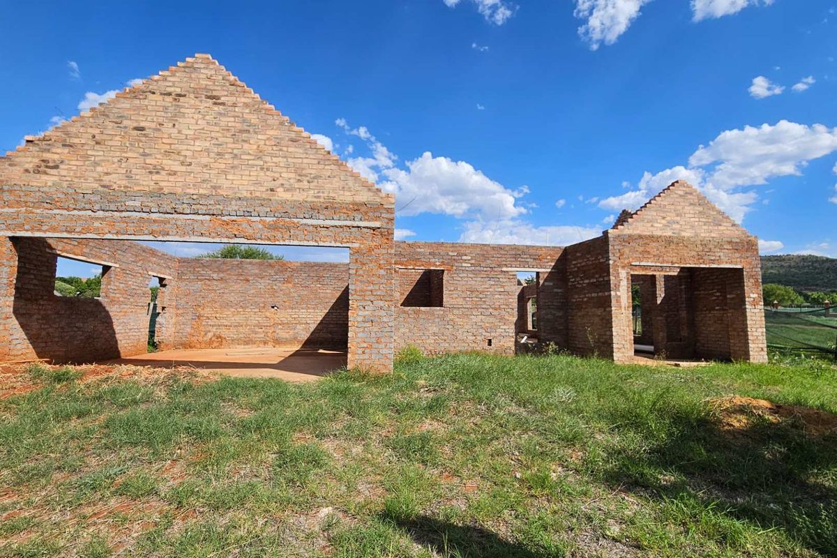 Incomplete Single Story Family Home In Landsmeer Equestrian Estate  R 1 395 000 - Photo 2