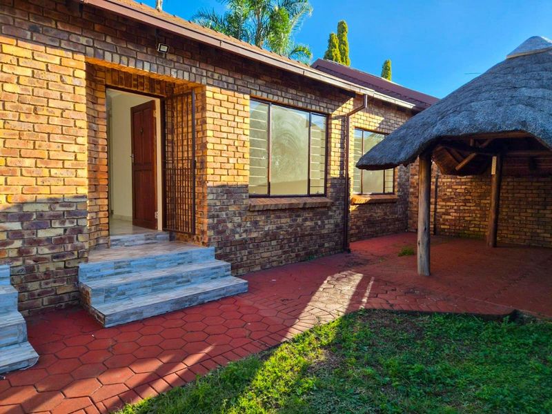 Spacious and light-filled 3-bedroom townhouse available to rent in the sought-after Ilala Palms complex in Eldoraigne. - Photo 4