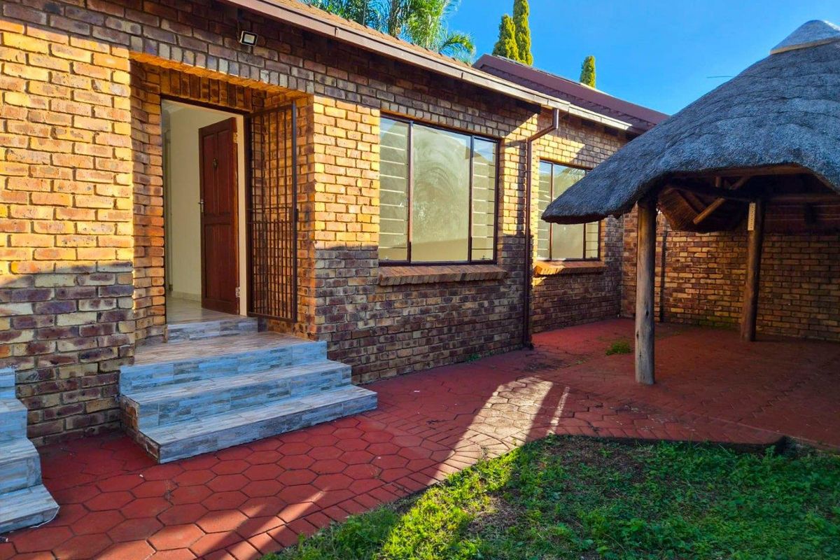 Spacious and light-filled 3-bedroom townhouse available to rent in the sought-after Ilala Palms complex in Eldoraigne. - Photo 4