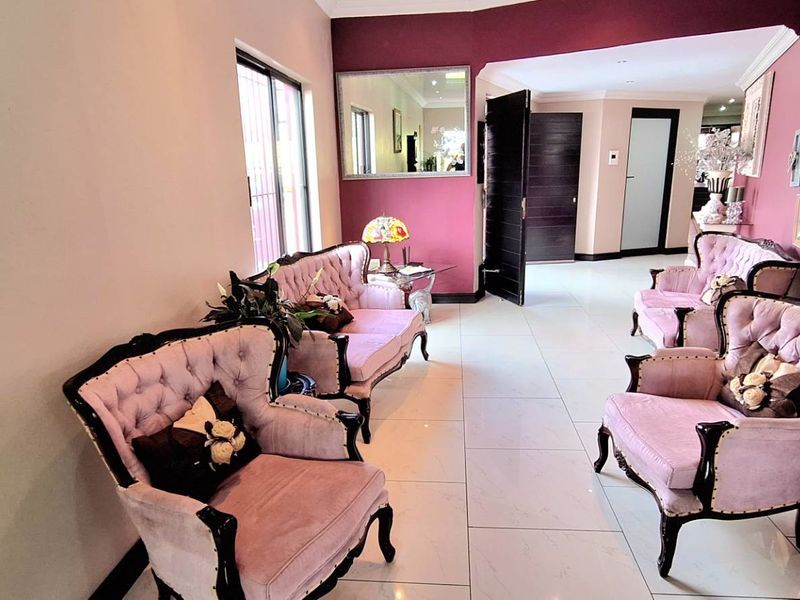 Discover Elegance - Unique 4-Bedroom Home Awaits You! - Photo 9