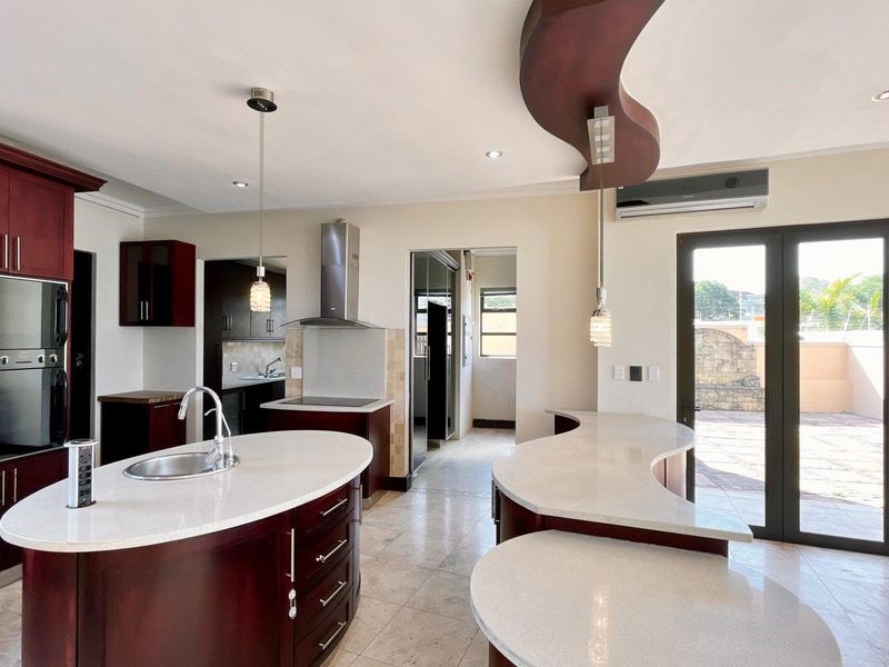 Luxury, mansion, with stunning views - 5 Bedroom Magnificent Home - Photo 4