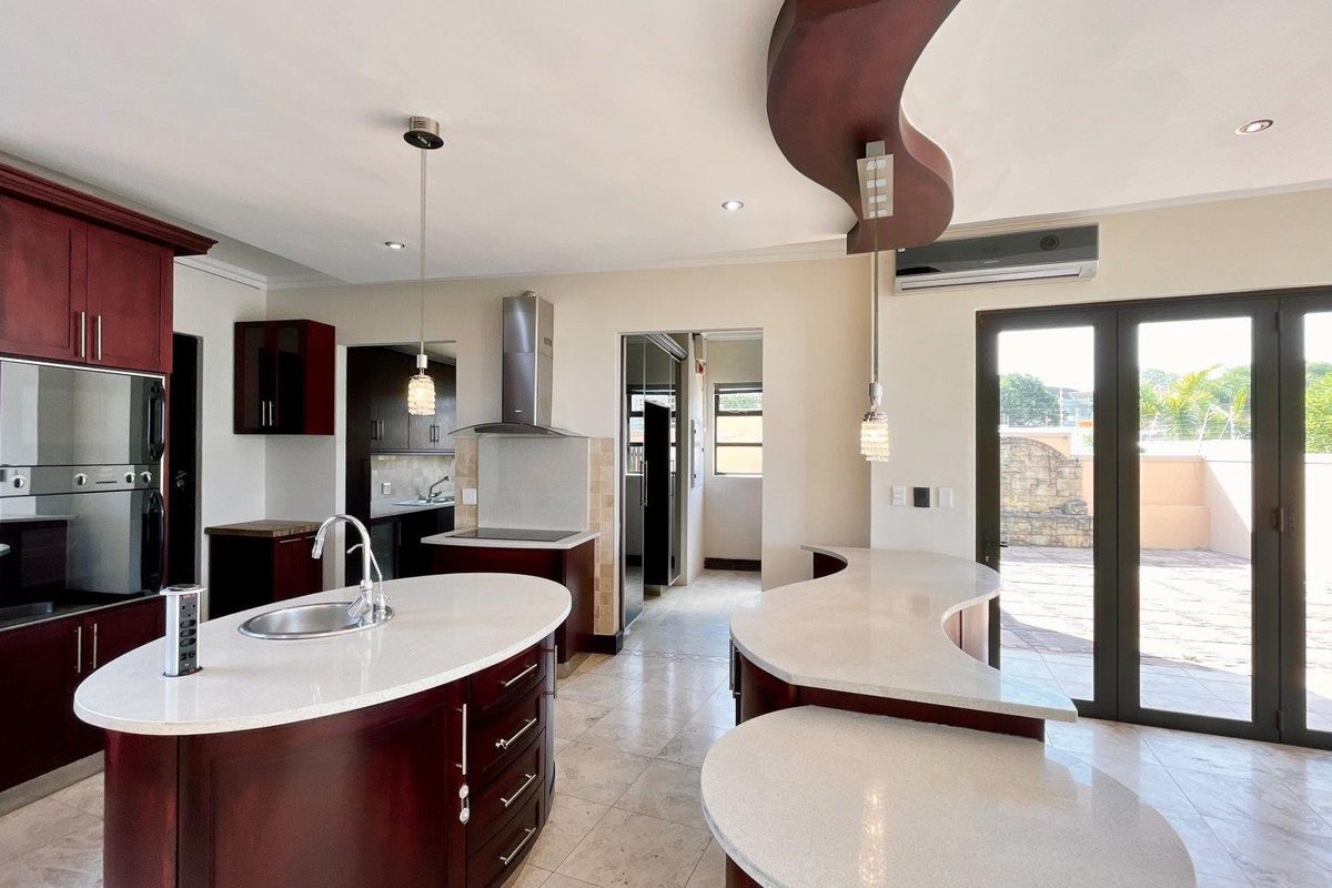 Luxury, mansion, with stunning views - 5 Bedroom Magnificent Home - Photo 4
