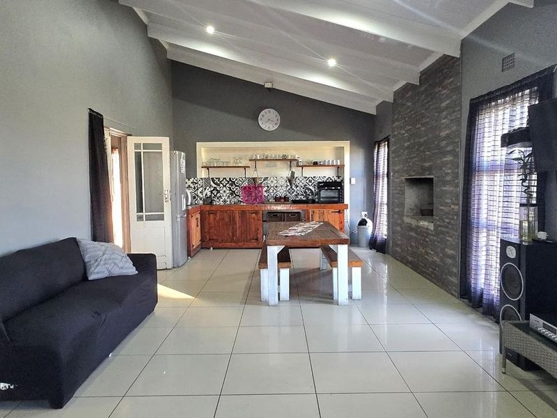 Coastal Charm: Furnished 2-Bedroom Home in Franskraal Cul-de-Sac - Photo 7
