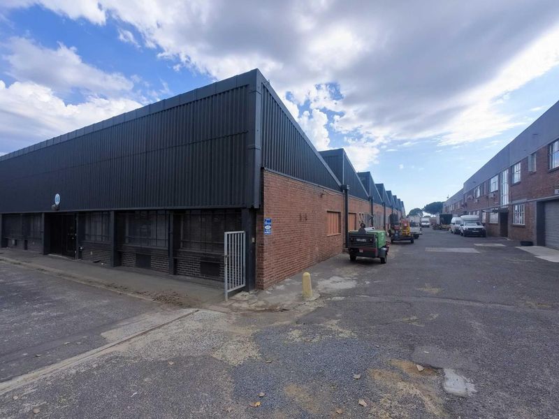 Prime Industrial Space in Parow Industria – 2,785sqm Warehouse & Offices - Photo 2
