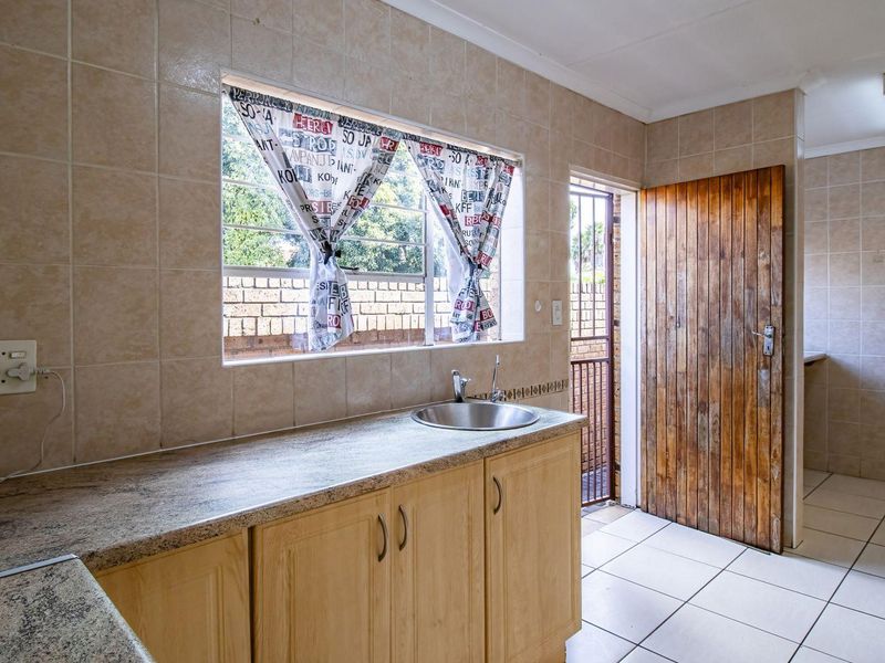 Lovely 3 bed, 2 bath cluster available in Northriding - Photo 5