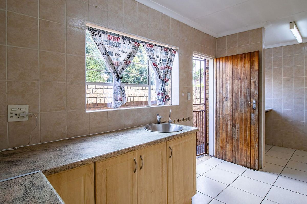 Lovely 3 bed, 2 bath cluster available in Northriding - Photo 5