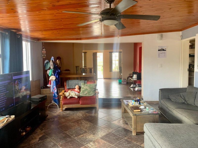 For Sale: Spacious Family Home in Okahandja – Prime Location! - Photo 8