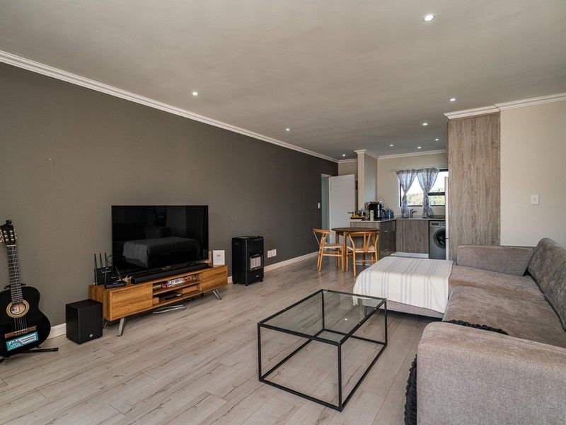 TURN KEY LOCK-UP & GO IN EVER POPULAR EMBERTON ESTATE! - Photo 4