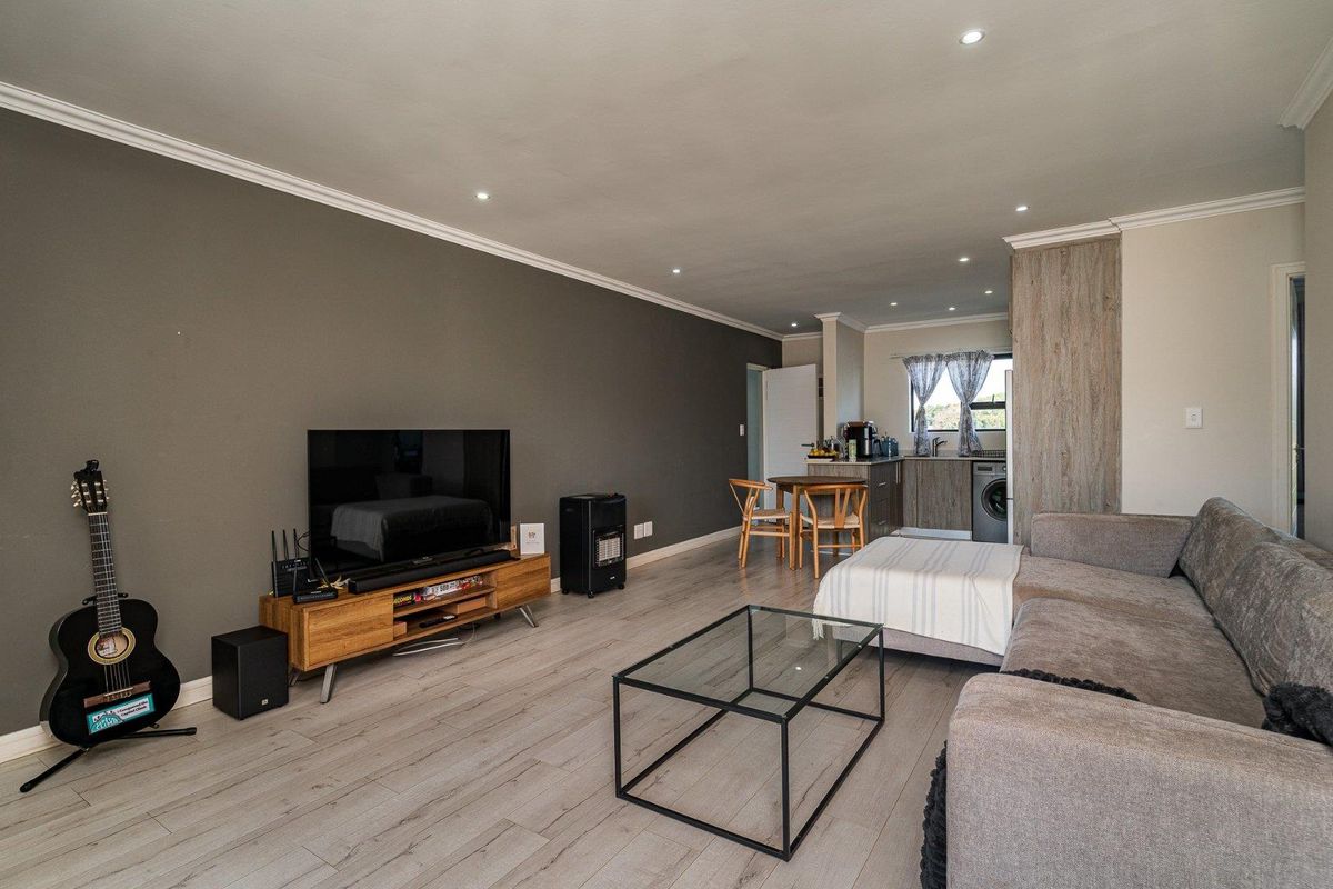 TURN KEY LOCK-UP & GO IN EVER POPULAR EMBERTON ESTATE! - Photo 4