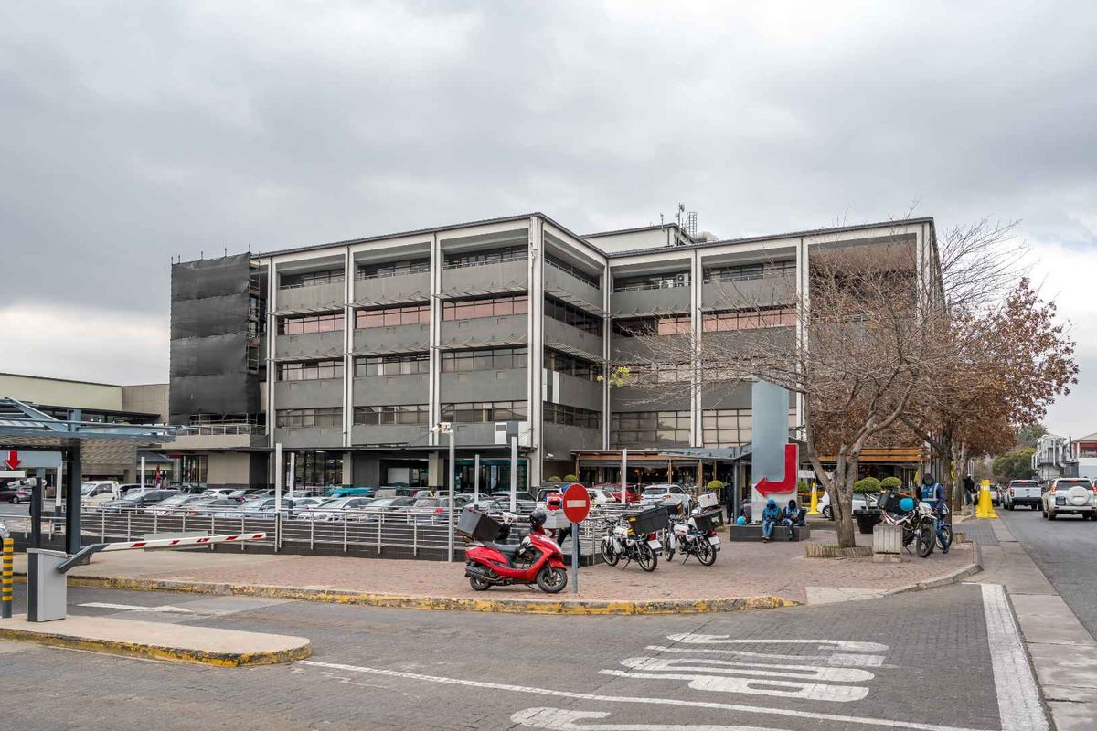 Find office space in Regus Rivonia Village for 5 persons with everything taken care of. - Photo 2