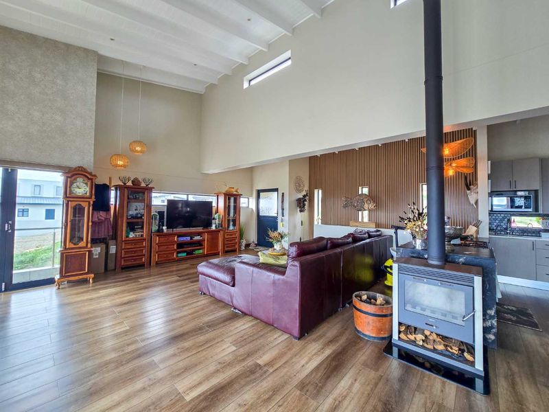 Upmarket family home for sale in Stilbaai Duine Estate. - Photo 5