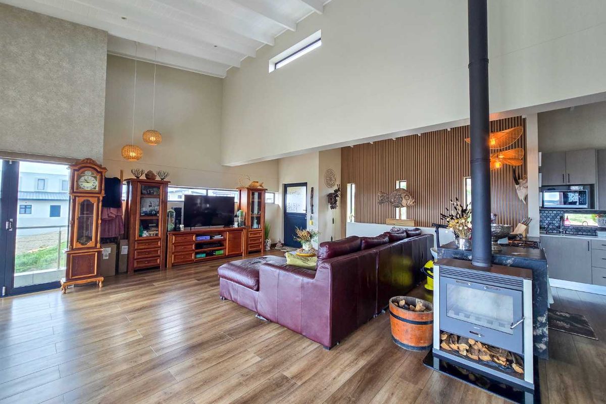 Upmarket family home for sale in Stilbaai Duine Estate. - Photo 5