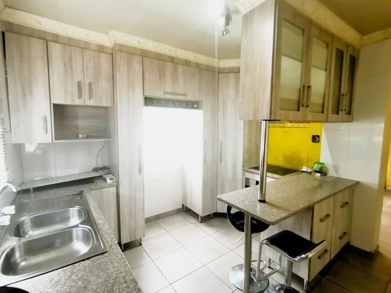 Beautifully presented Three-Bedroom, Two-Bathroom Home - Photo 4