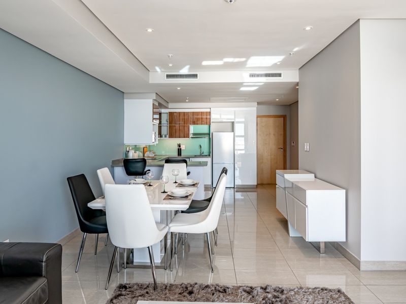 Elegant, easy living with breathtaking view - Photo 5