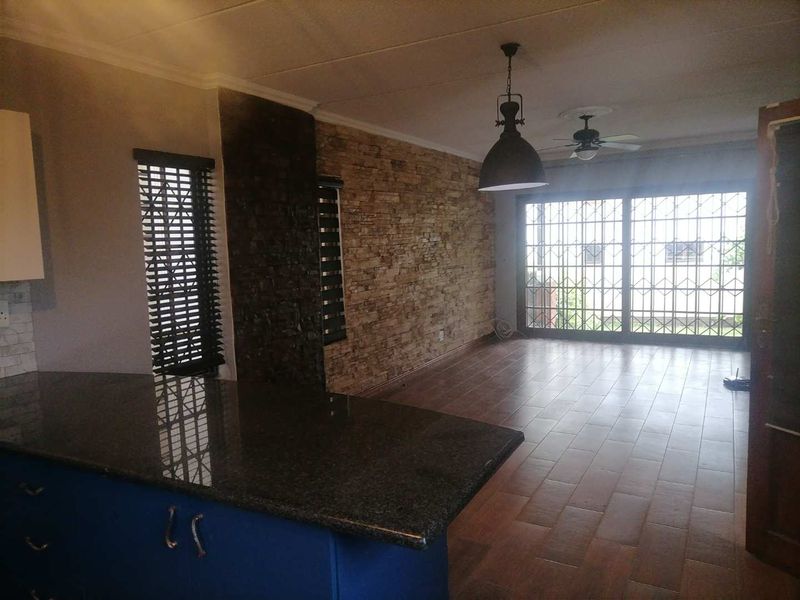 **Charming 2-Bedroom Townhouse with Modern Amenities** - Photo 5