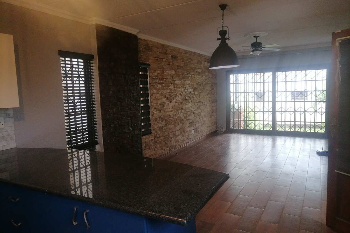 **Charming 2-Bedroom Townhouse with Modern Amenities** - Photo 5