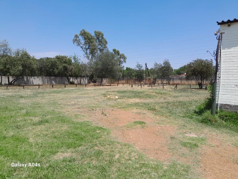 Walled 2 Houses in a plot(1,78 ha) next to Main Road,close to the shops - Photo 9