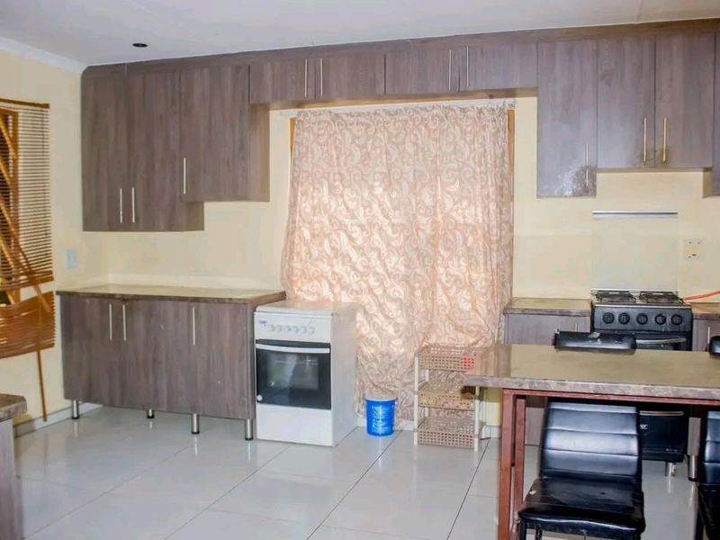 FOR SALE: Spacious 5-Bedroom Home in Shinime, Ondangwa Extension 2 — Now Selling Far Below Valuation!N$1 200 000.00 cost exclusive Call Penda on 081 2979971 - Photo 8